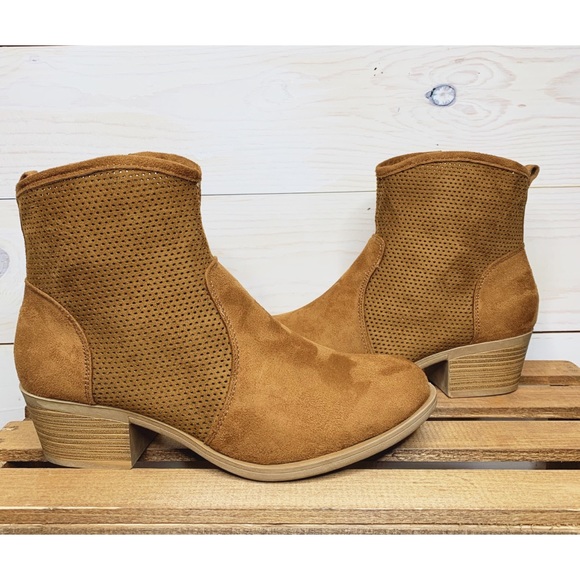 Faux Suede Ankle Boot with 1.5in Heel Size 8.5 - Picture 3 of 7